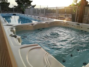 Sauna, hot tub
