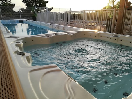 Sauna seca, banheira de hidromassagem