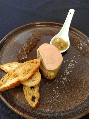Breakfast, lunch, dinner served; Regional cuisine