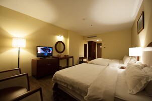 Family Room | Minibar, in-room safe, desk, iron/ironing board