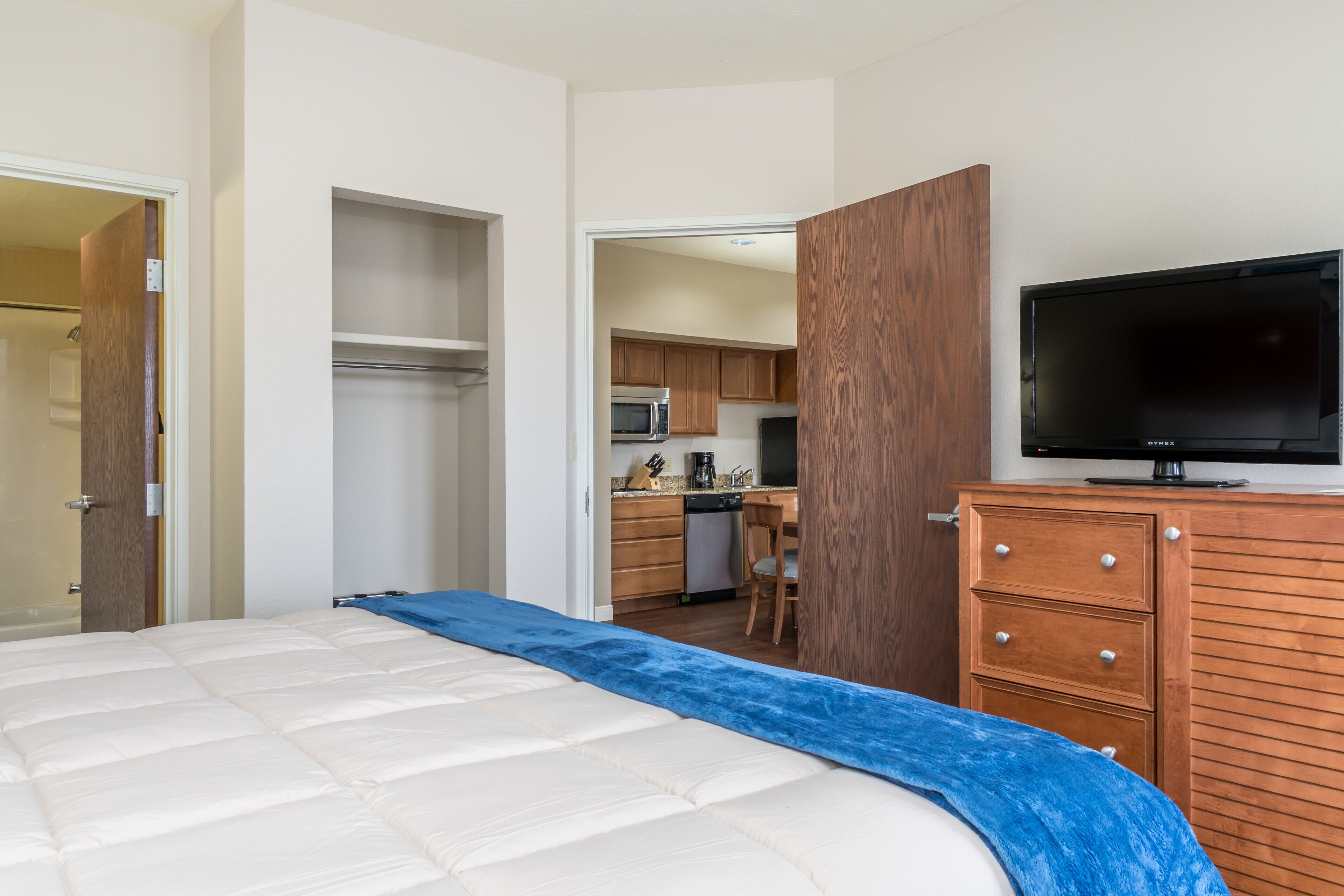 standard suite, 1 king bed with sofa bed, non smoking, lake view | premium bedding, pillow-top beds, desk, laptop workspace