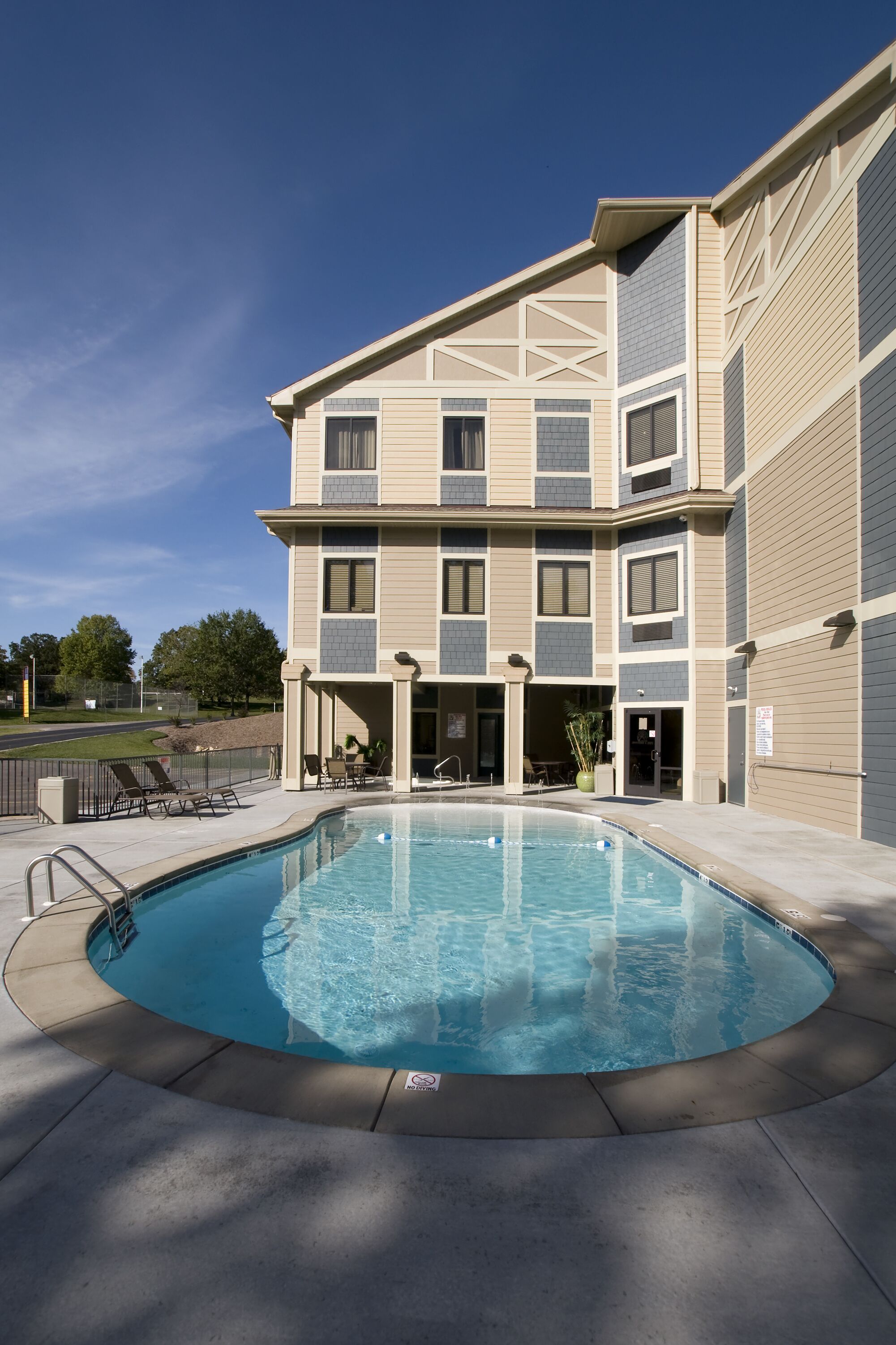 seasonal outdoor pool, pool loungers
