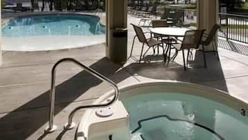 Alberca al aire libre y camastros