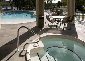 Piscine extérieure, chaises longues