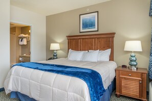 Phòng Suite Tiêu chuẩn, 1 giường cỡ king và sofa giường, không hút thuốc, quang cảnh hồ | Bộ đồ giường cao cấp, nệm có lớp đệm bông, bàn 