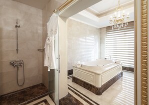 Baignoire et douche séparées, baignoire d'eau douce