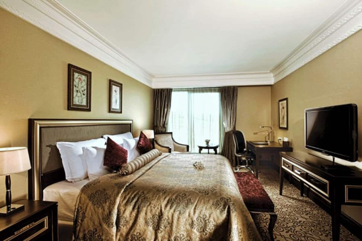 Premium bedding, down duvets, minibar, in-room safe