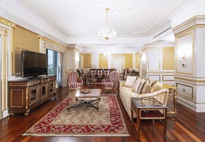 Sengetøy av topp kvalitet, dundyner, minibar og safe på rommet