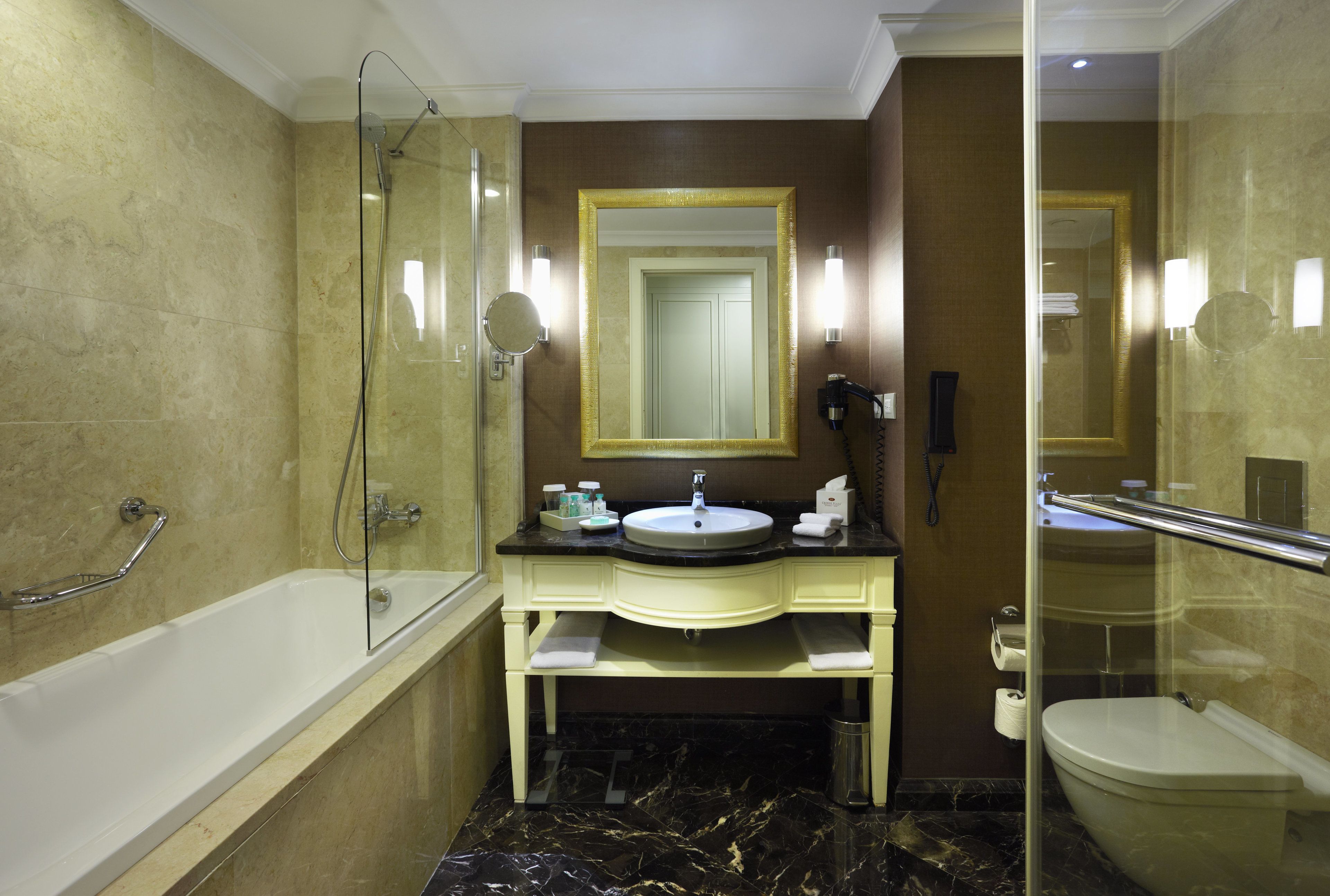 Un baño con bañera, lavabo e inodoro.