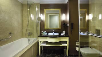 Un baño con bañera, lavabo e inodoro.