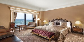 Suite, tilgjengelighetstilpasset (Jakuzzi) | Sengetøy av topp kvalitet, dundyner, minibar og safe på rommet