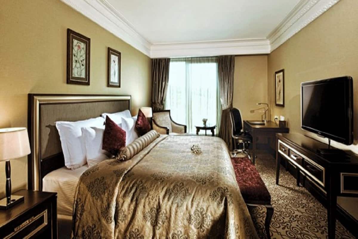 Standard Room, 1 King Bed, Club Lounge Access | 1 bedroom, premium bedding, down comforters, minibar