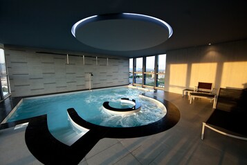 Indoor pool, sun loungers