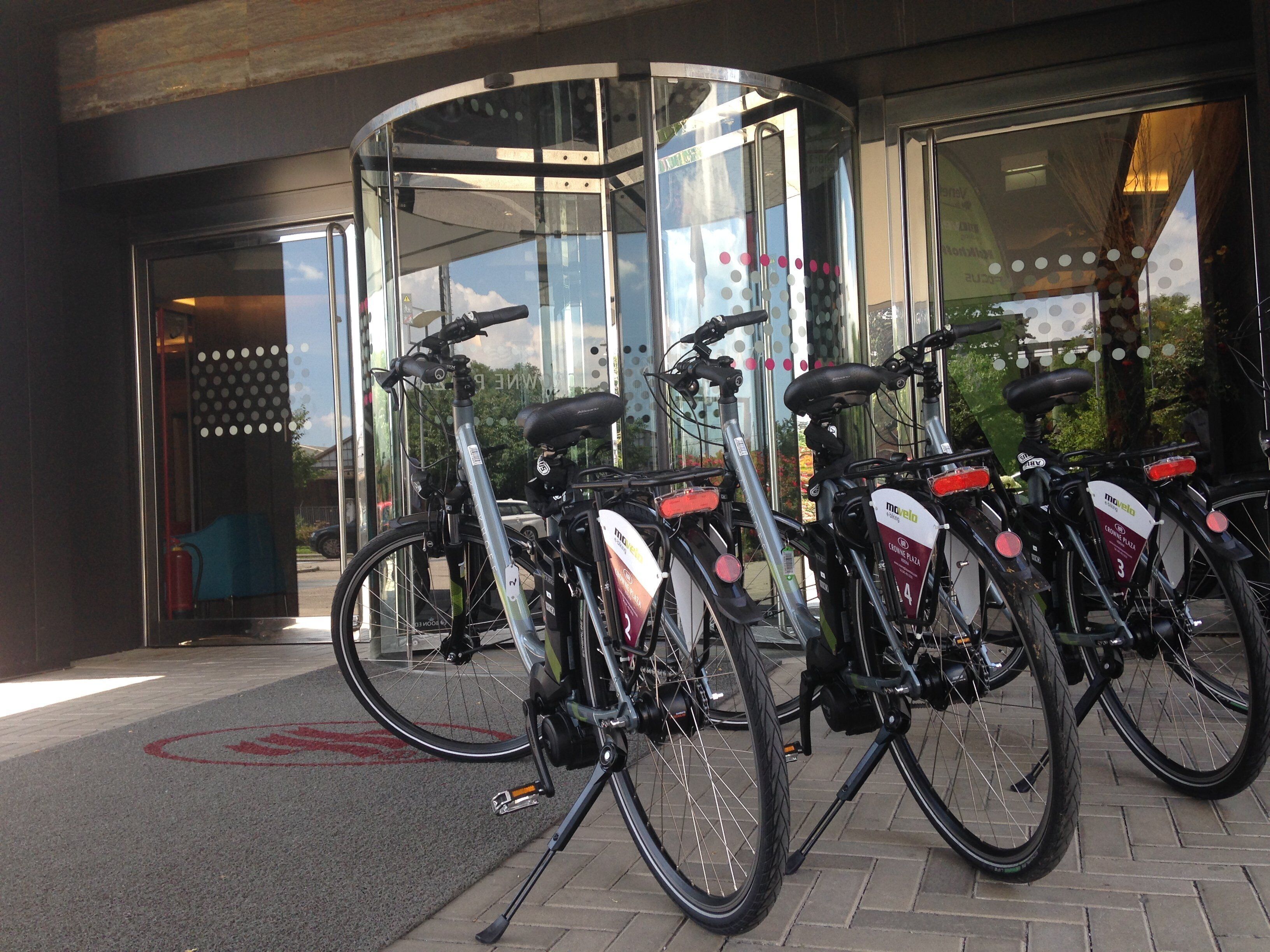 Una entrada de vidrio con zona de estacionamiento para bicicletas.