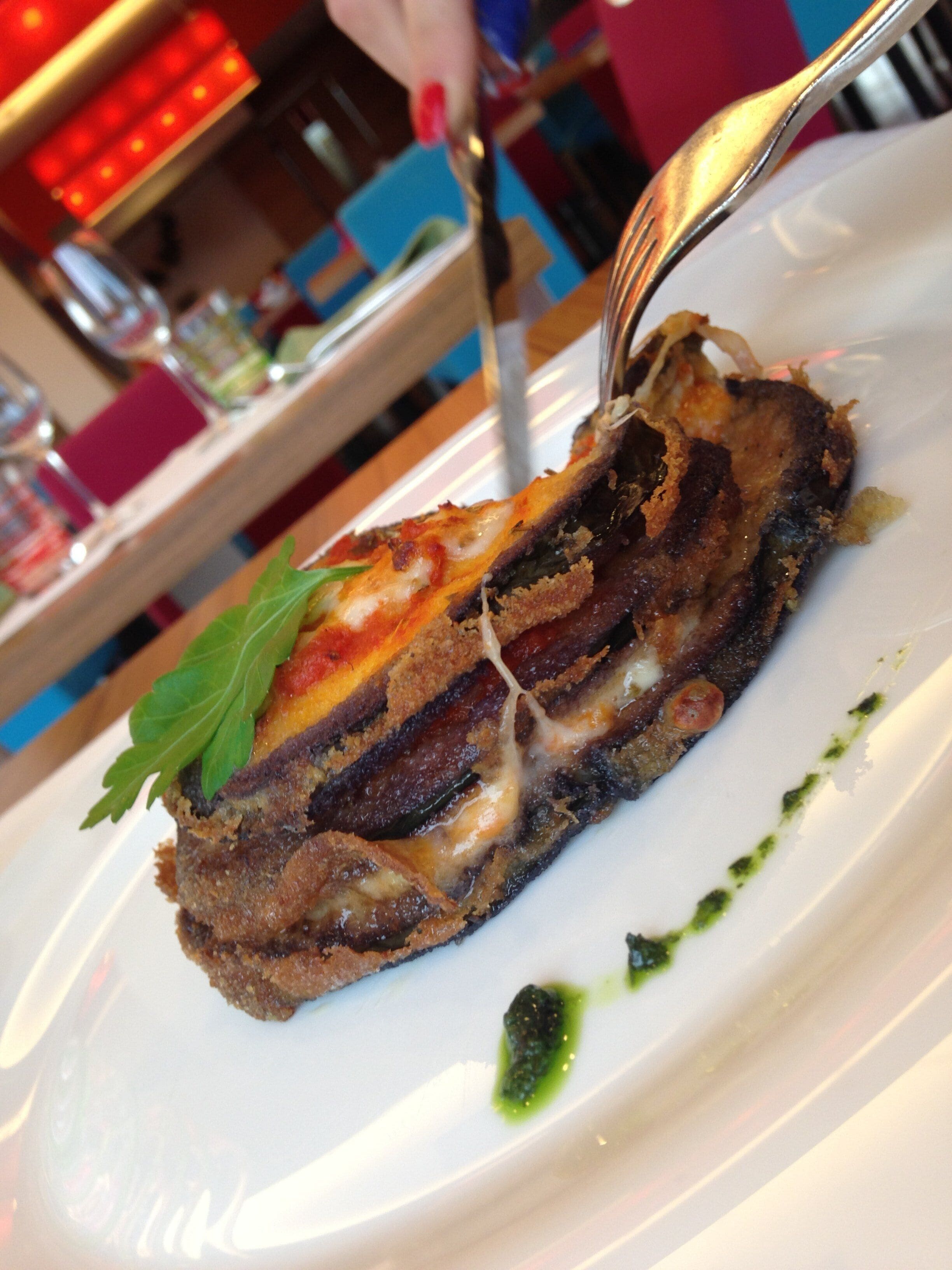 Una porción de comida en un plato con un tenedor.