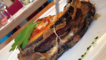 Una porción de comida en un plato con un tenedor.
