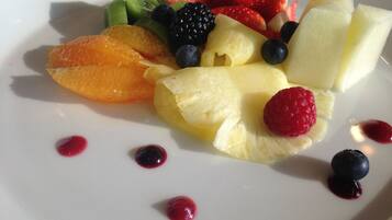 Tägliches großes Frühstück (19 EUR pro Person)