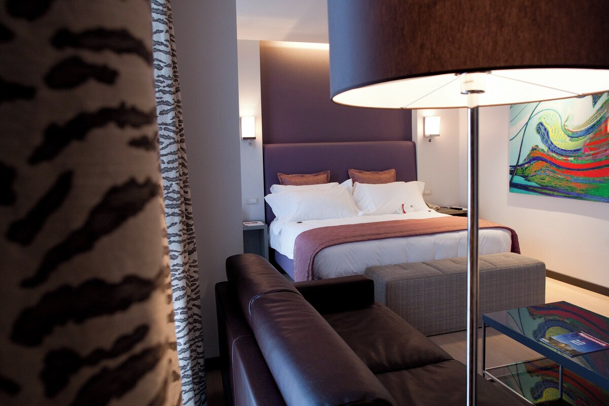 Suite Junior, 1 très grand lit, fumeurs | Minibar, coffres-forts dans les chambres, bureau