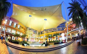 Depan hartanah - siang/malam