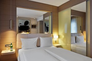 Luxe beddengoed, een minibar, een kluis op de kamer