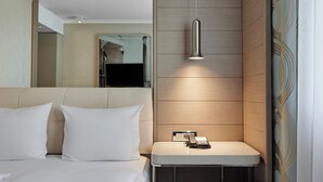 Bộ đồ giường cao cấp, minibar, két bảo mật tại phòng 