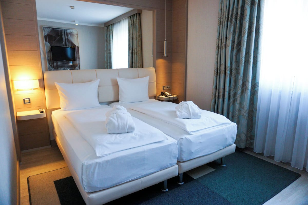 Business Twin Room | Premium bedding, minibar, in-room safe, blackout drapes