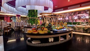 A buffet with various food items and a decorative ceiling. - Grand Skylight International Hotel Nanchang (Nanchang)