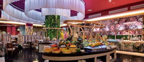 Daily buffet breakfast (CNY 88 per person)