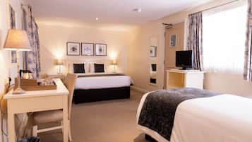 Familiekamer | Een bureau, een strijkplank/strijkijzer, gratis wifi, beddengoed