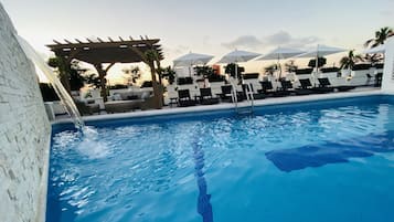 Piscine extérieure, parasols de plage, chaises longues