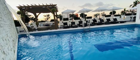 Piscine extérieure, parasols de plage, chaises longues