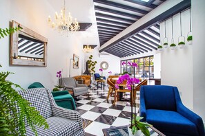 32-inch plasma TV with cable channels, TV, books - Hotel Suites Mar Elena (Puerto Vallarta)