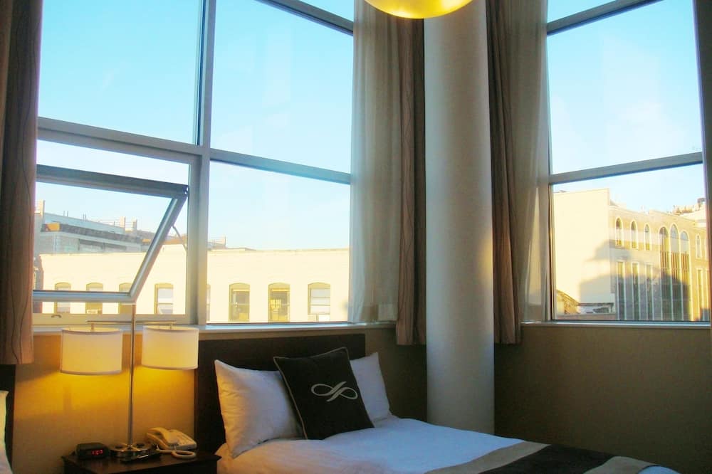Pointe Plaza Hotel