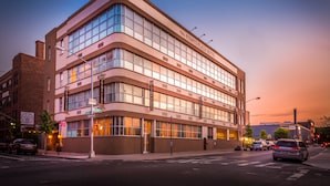 Un hôtel à plusieurs étages, doté d’une façade moderne, de grandes fenêtres et d’une enseigne bien visible.