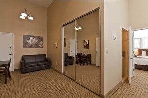 Flat-screen TV - Pointe Plaza Hotel (Brooklyn)