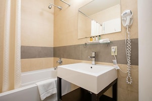 Combined shower/tub, deep soaking tub, rainfall showerhead