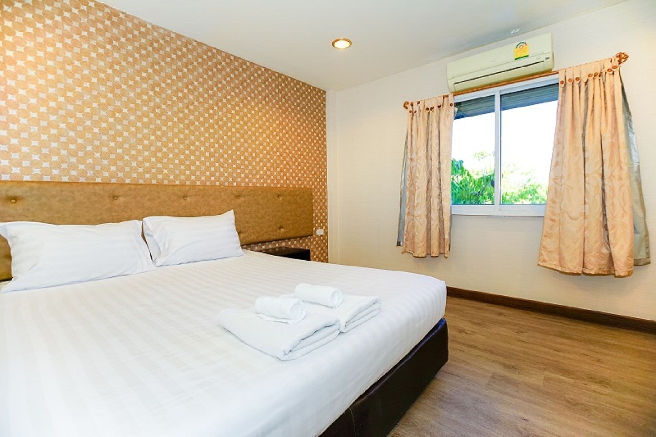 In-room safe, desk, laptop workspace, free WiFi