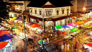 A bustling street market with numerous colorful umbrellas and people. - Parasol Inn Chiang Mai Old City (Chiang Mai)