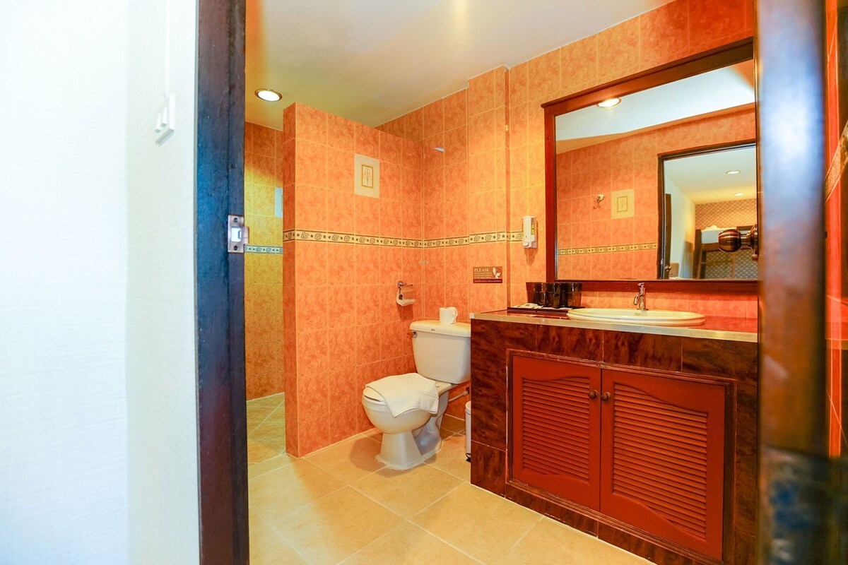 Ein Badezimmer mit Toilette, Waschbecken und Spiegel.