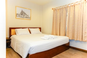 In-room safe, desk, laptop workspace, free WiFi - Parasol Inn Chiang Mai Old City (Chiang Mai)