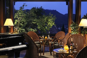 2 bares/lounges, bar ao lado da piscina