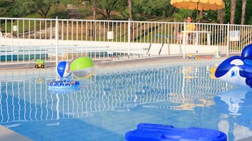 Piscina externa sazonal, funciona das 10h às 18h, guarda-sóis