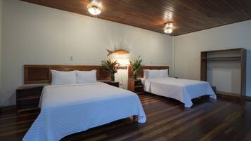 Caja de seguridad en la habitación y escritorio