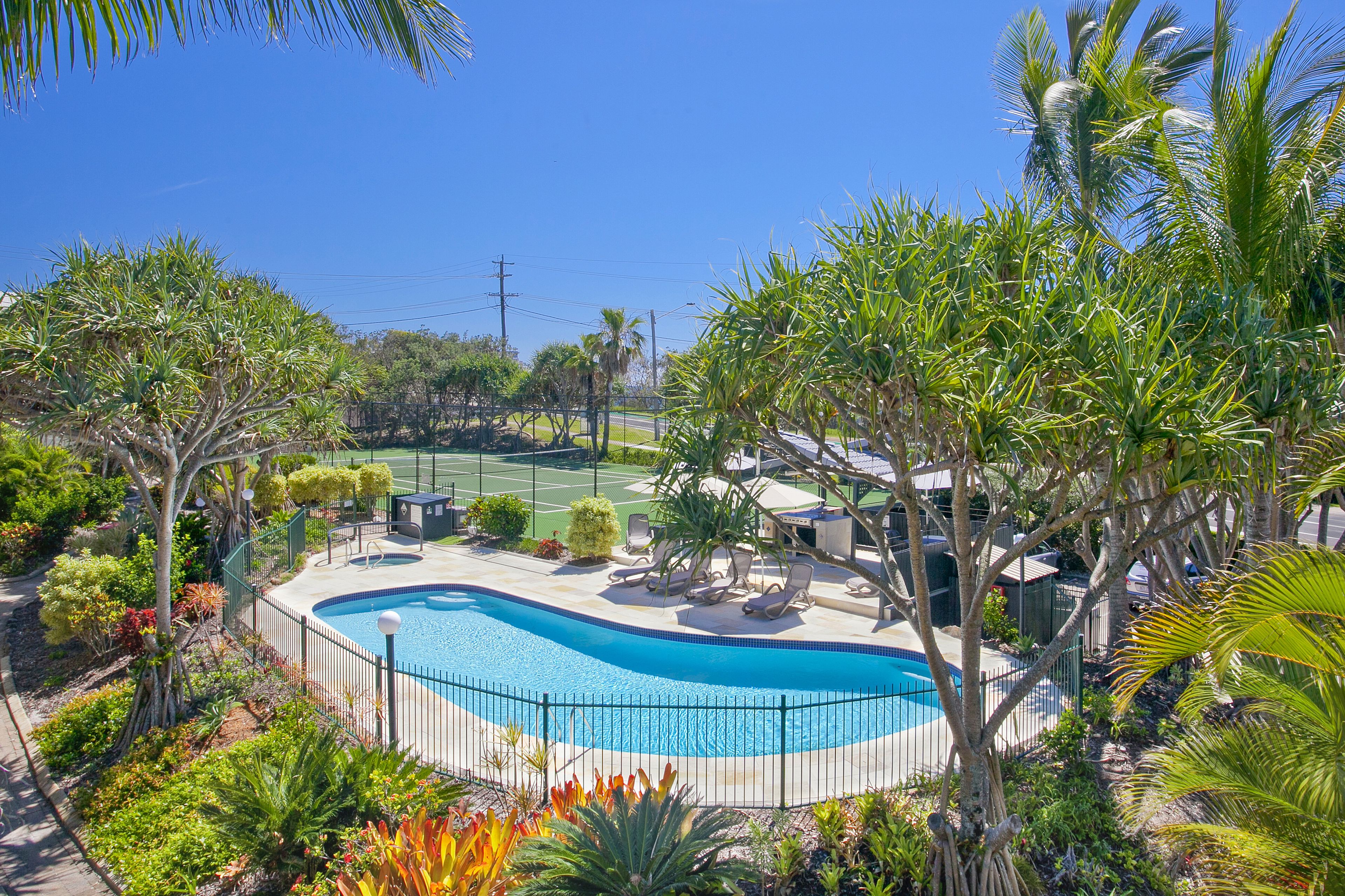 Utomhuspool, uppvärmd pool, parasoller och solstolar