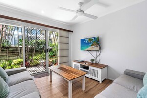 Huis, 2 slaapkamers (Townhouse) | Woonruimte | Een 42-inch lcd-televisie met digitale zenders en een televisie