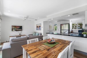 Huis, 2 slaapkamers (Townhouse) | Privékeuken | Een koelkast/vriezer, een magnetron, een kookplaat