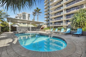 2 utendørsbassenger og solsenger