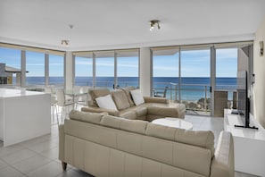 3 Bedroom Ocean View, Tower I | Ćrea de sala de estar | Televisión de pantalla plana de 42 pulgadas con canales por cable