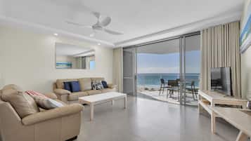 2 Bedroom Superior Ocean View, Tower I | Living area