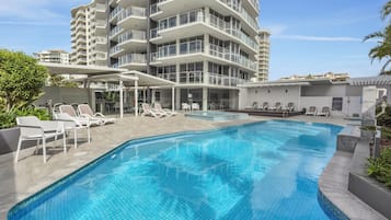 2 outdoor pools, pool loungers